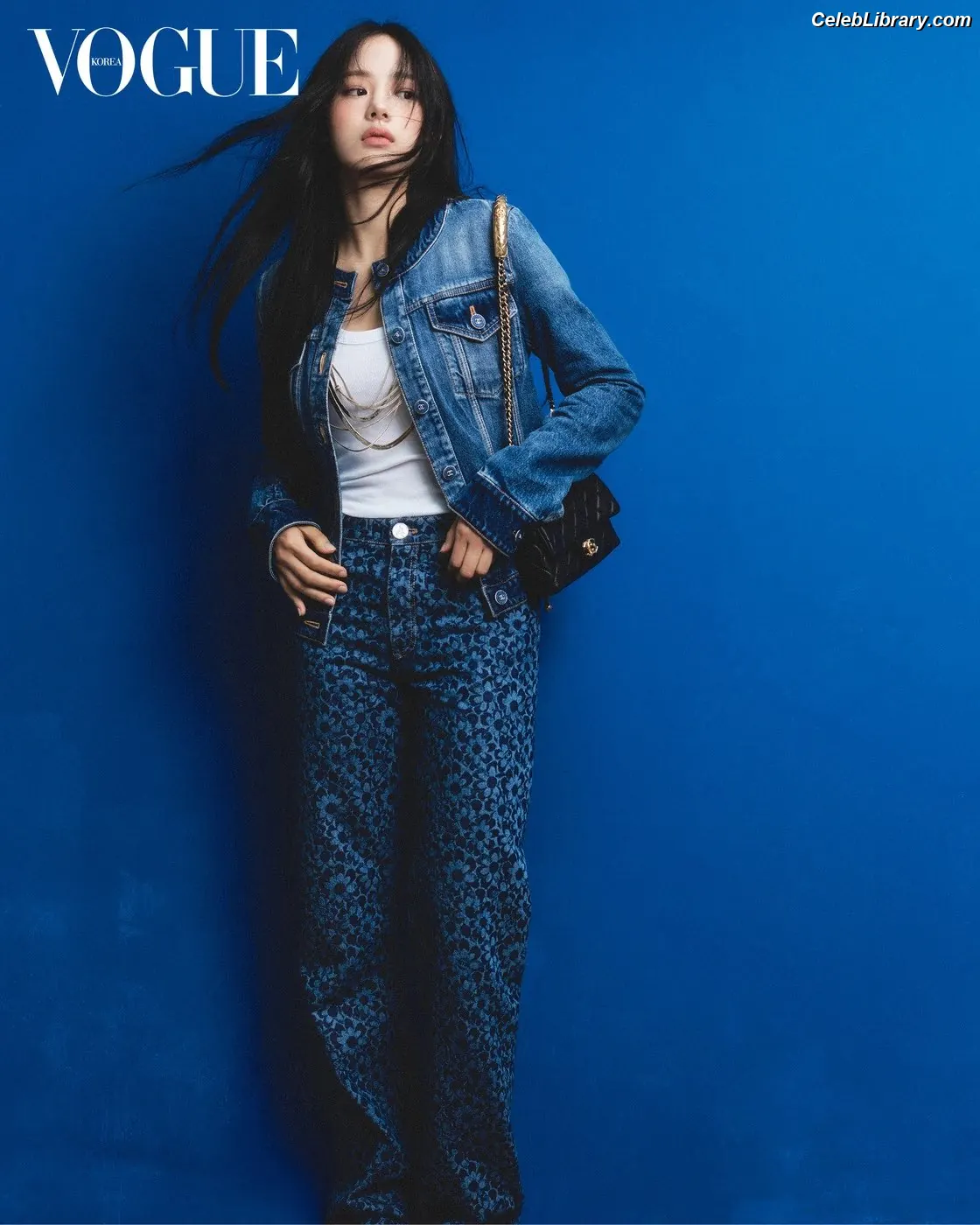 Minji (NewJeans) photo 12 of 1153