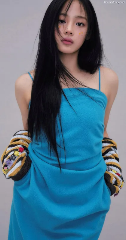 Minji (NewJeans) photo 21 of 1154