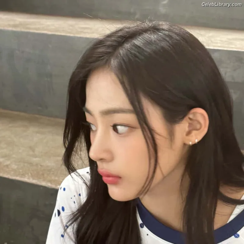 Minji (NewJeans) photo 22 of 1154