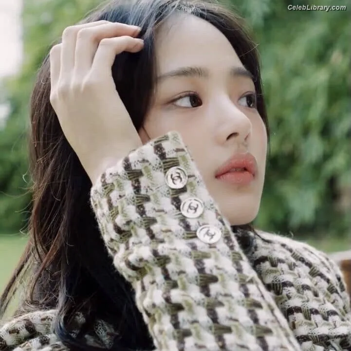 Minji (NewJeans) photo 3 of 1154