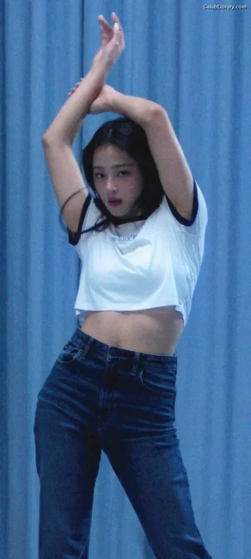 Minji (NewJeans) photo 6 of 1154