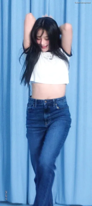 Minji (NewJeans) photo 13 of 1154