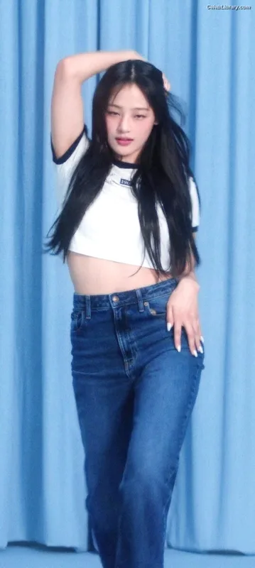 Minji (NewJeans) photo 14 of 1154