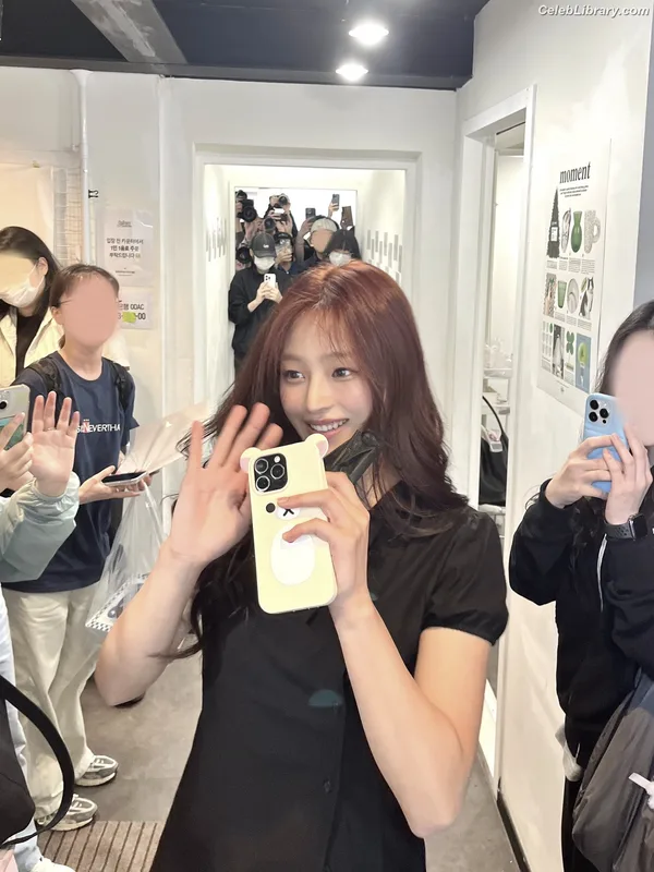 Minji (NewJeans) photo 18 of 1154