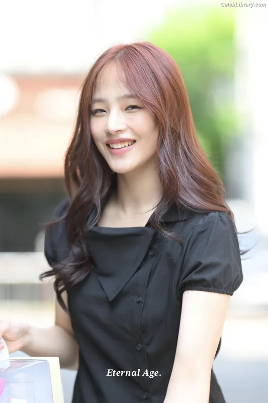 Minji (NewJeans) photo 24 of 1154