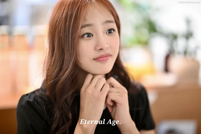 Minji (NewJeans) photo 12 of 1154