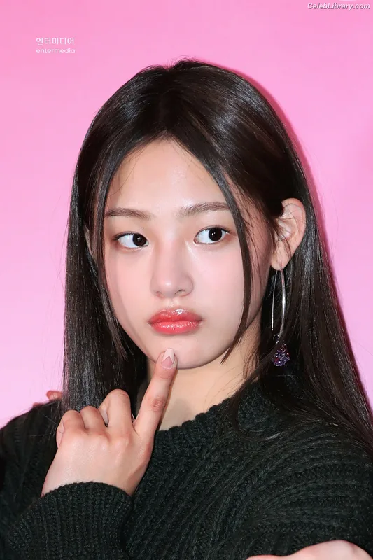 Minji (NewJeans) photo 18 of 1154