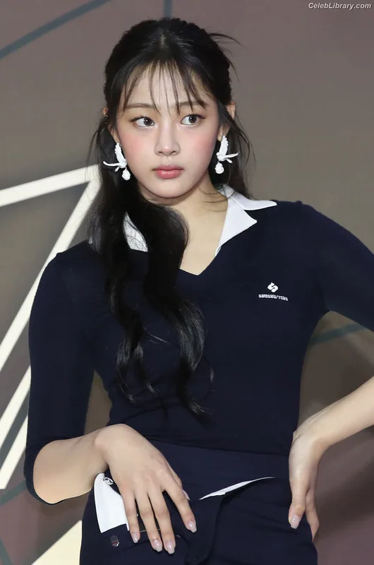 Minji (NewJeans) photo 12 of 1154