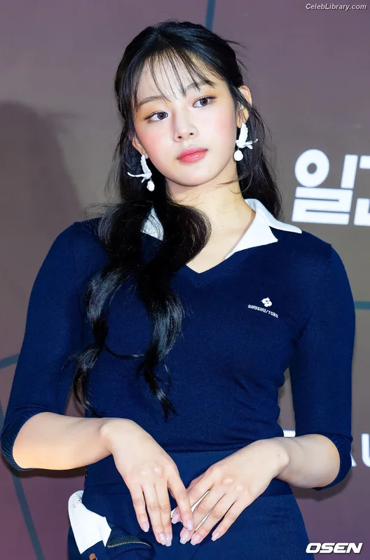 Minji (NewJeans) photo 13 of 1154