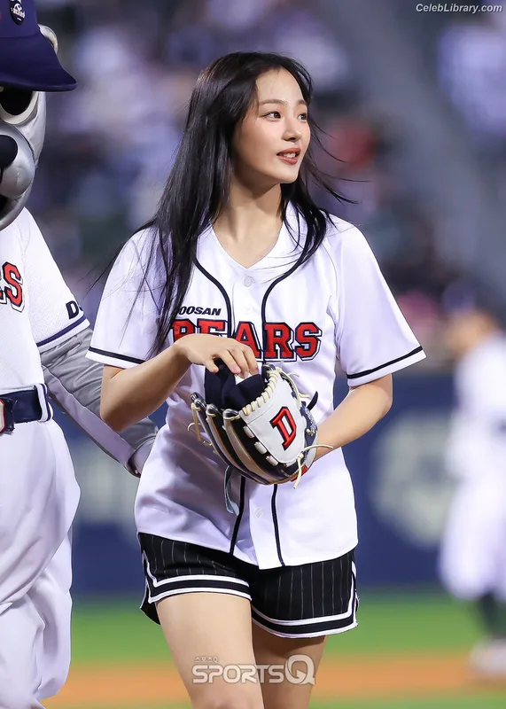 Minji (NewJeans) photo 24 of 1154