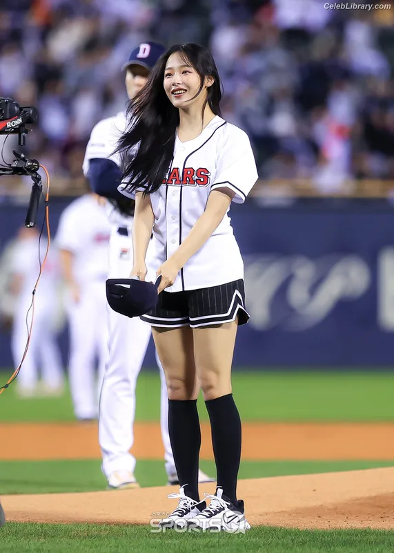Minji (NewJeans) photo 1 of 1154