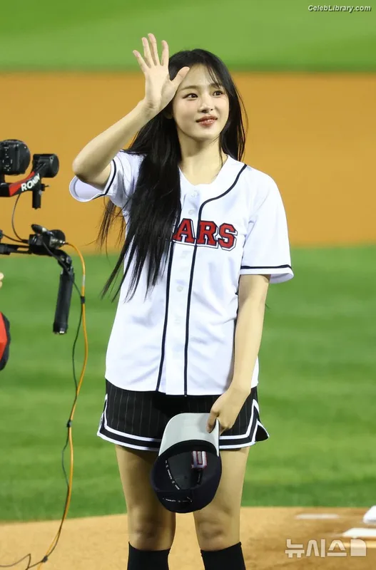 Minji (NewJeans) photo 2 of 1154