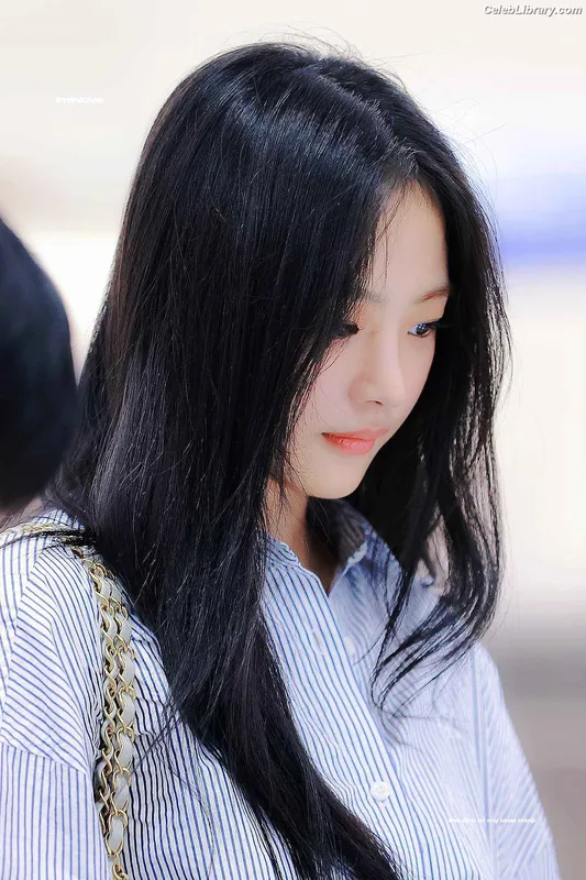Minji (NewJeans) photo 12 of 1154