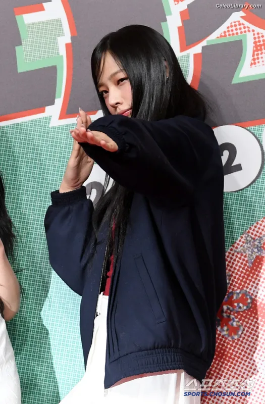 Minji (NewJeans) photo 13 of 1154