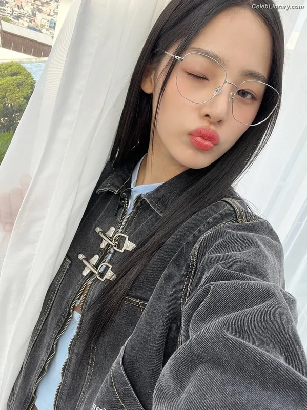 Minji (NewJeans) photo 1 of 1154