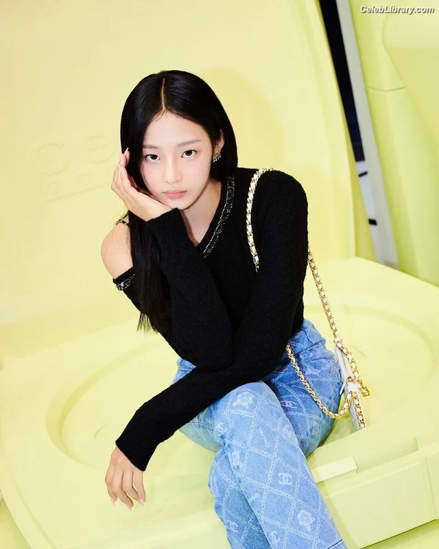Minji (NewJeans) photo 2 of 1154