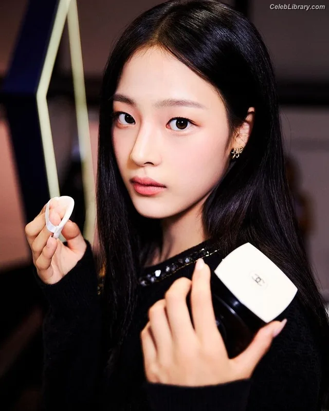 Minji (NewJeans) photo 3 of 1154