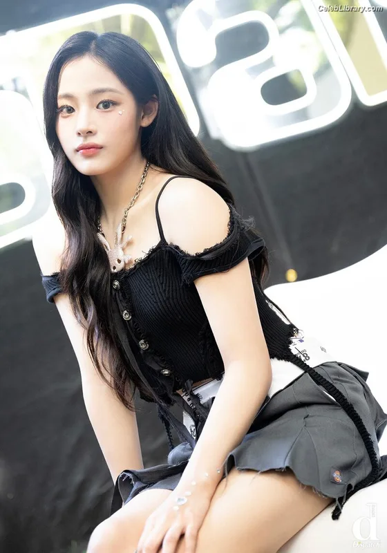 Minji (NewJeans) photo 16 of 1154