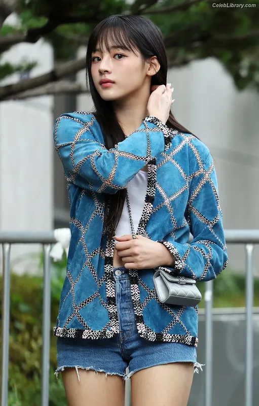 Minji (NewJeans) photo 21 of 1154