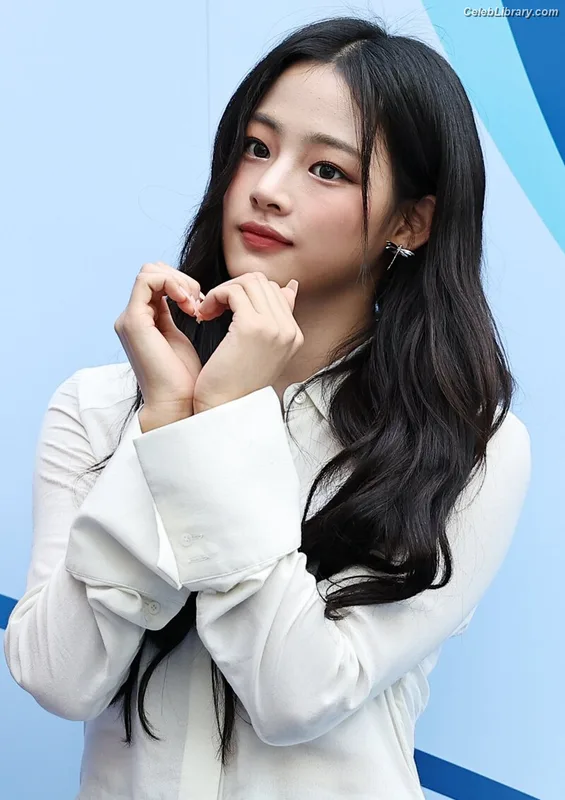 Minji (NewJeans) photo 24 of 1154