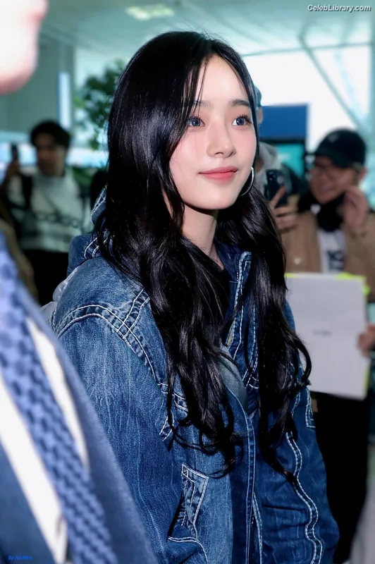 Minji (NewJeans) photo 3 of 1154