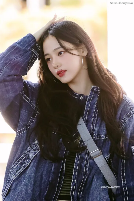 Minji (NewJeans) photo 5 of 1154