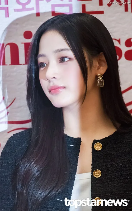 Minji (NewJeans) photo 6 of 1154