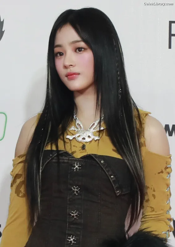 Minji (NewJeans) photo 3 of 1154