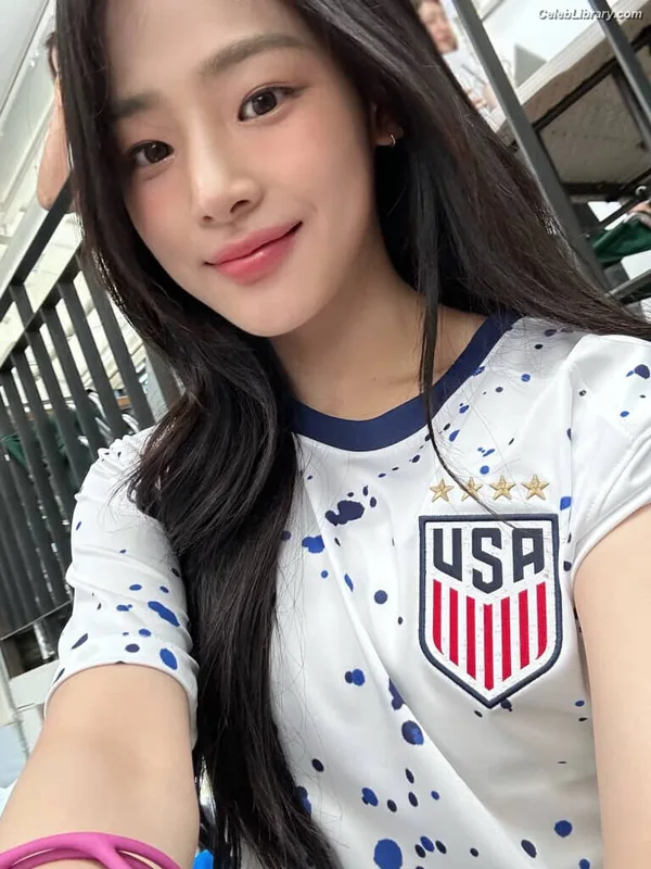 Minji (NewJeans) photo 18 of 1154