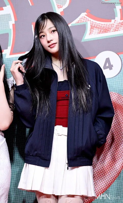 Minji (NewJeans) photo 1 of 1154