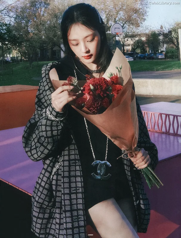 Minji (NewJeans) photo 11 of 1154