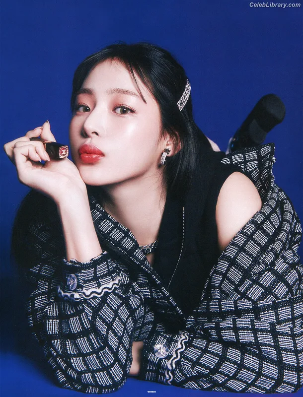 Minji (NewJeans) photo 12 of 1154