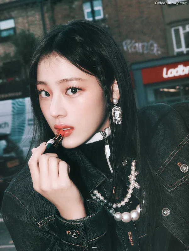 Minji (NewJeans) photo 14 of 1154