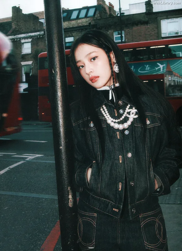 Minji (NewJeans) photo 15 of 1154