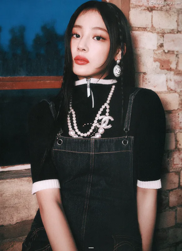 Minji (NewJeans) photo 18 of 1154