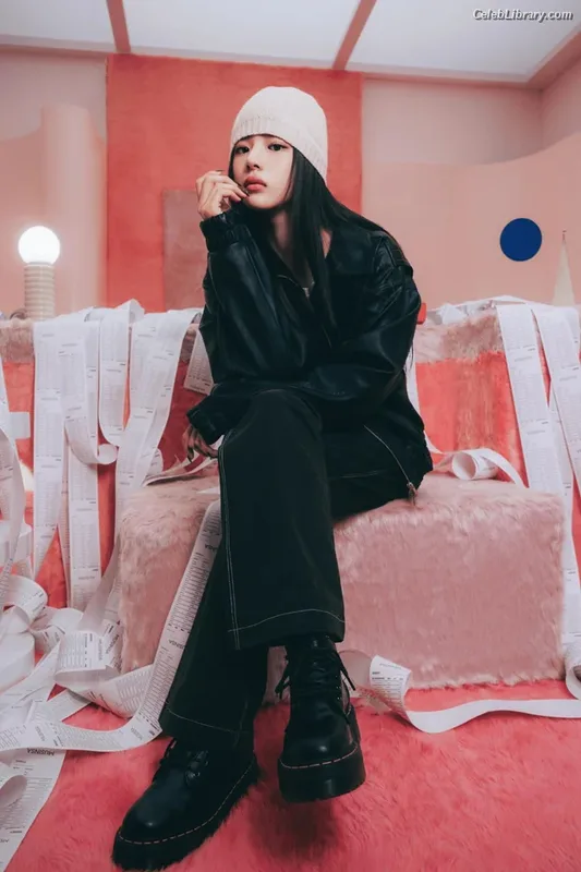 Minji (NewJeans) photo 23 of 1154
