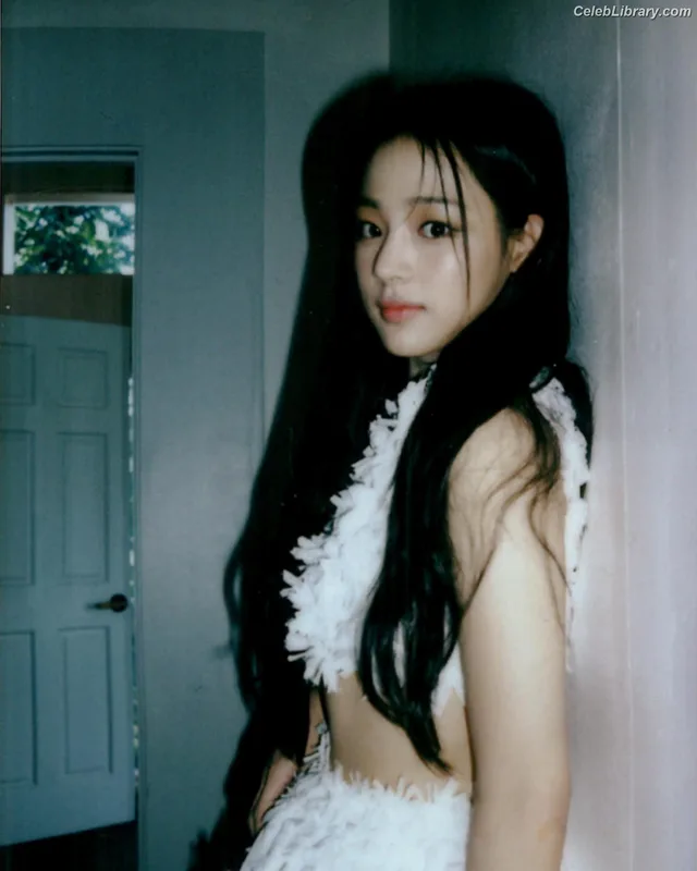 Minji (NewJeans) photo 1 of 1154