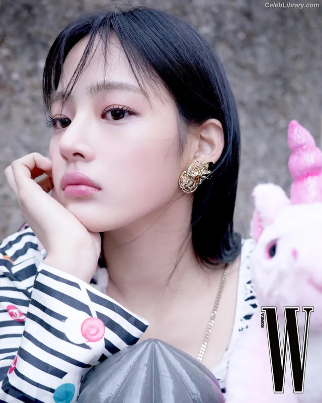 Minji (NewJeans) photo 2 of 1154