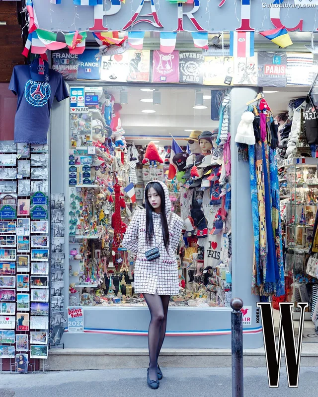 Minji (NewJeans) photo 3 of 1154