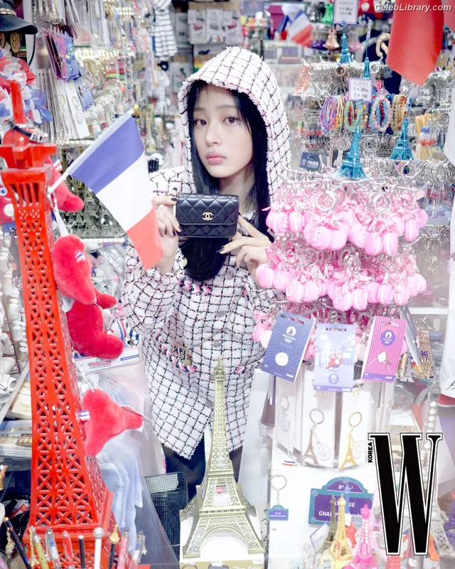 Minji (NewJeans) photo 5 of 1154
