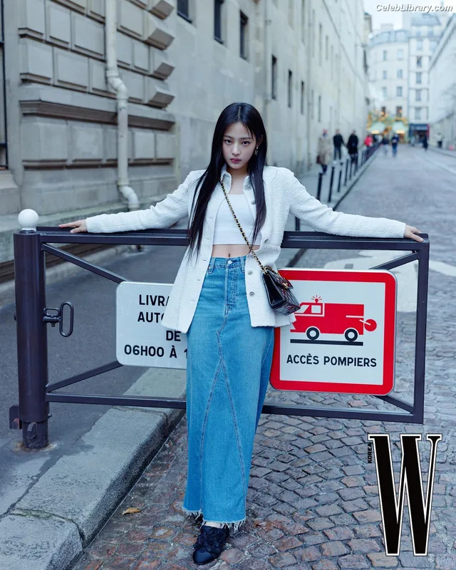 Minji (NewJeans) photo 7 of 1154