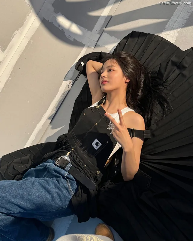 Minji (NewJeans) photo 13 of 1154
