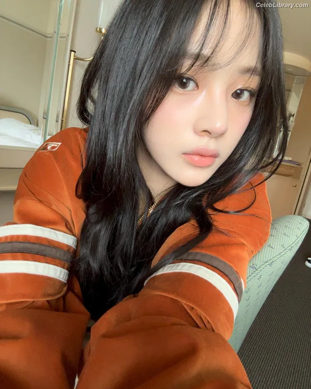 Minji (NewJeans) photo 16 of 1154