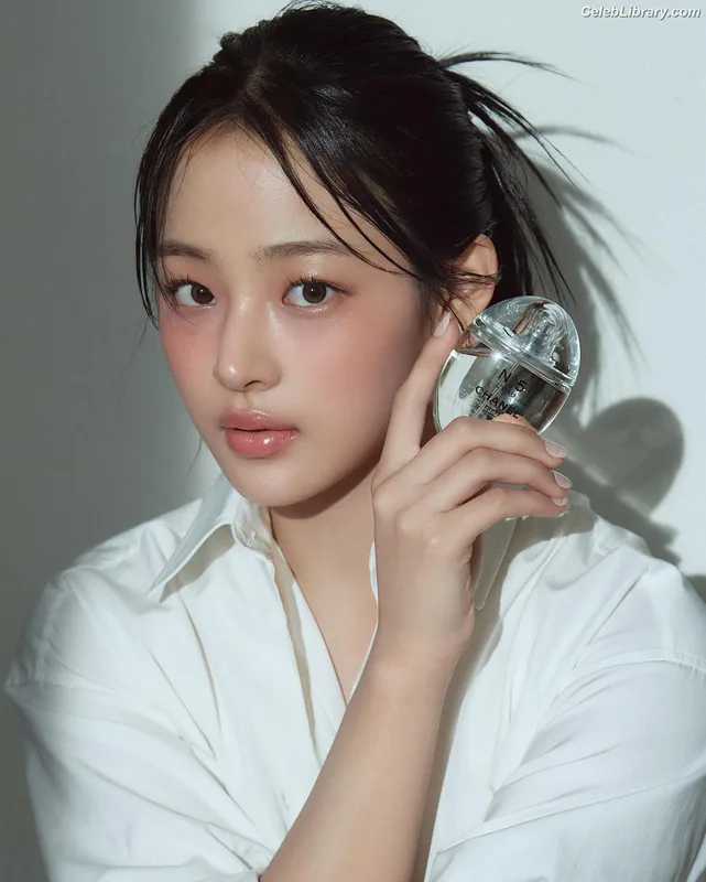 Minji (NewJeans) photo 19 of 1154