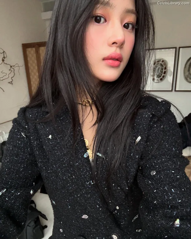 Minji (NewJeans) photo 1 of 1154
