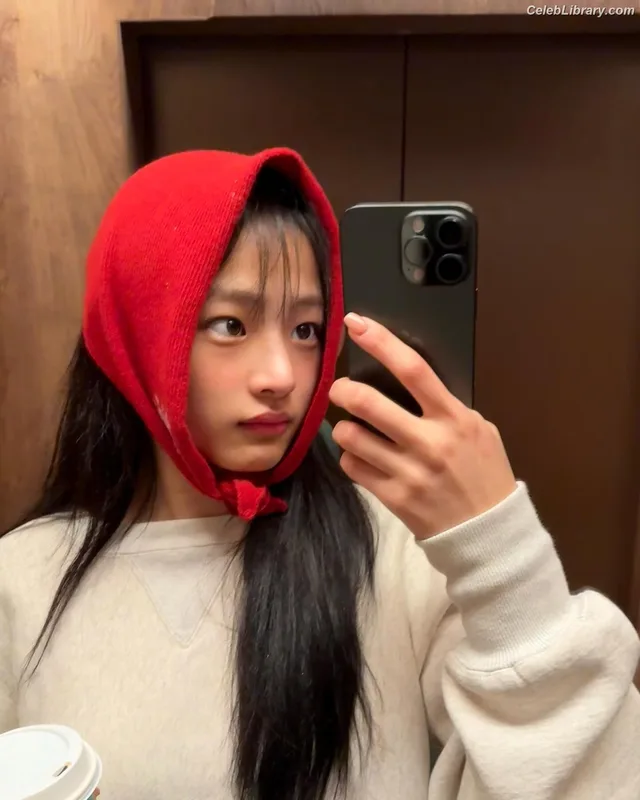 Minji (NewJeans) photo 2 of 1154