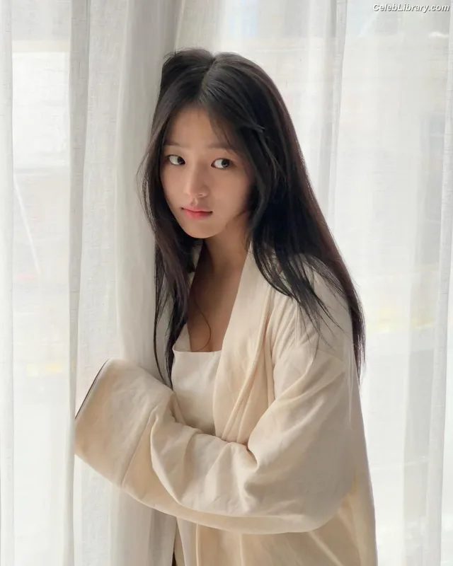Minji (NewJeans) photo 11 of 1154