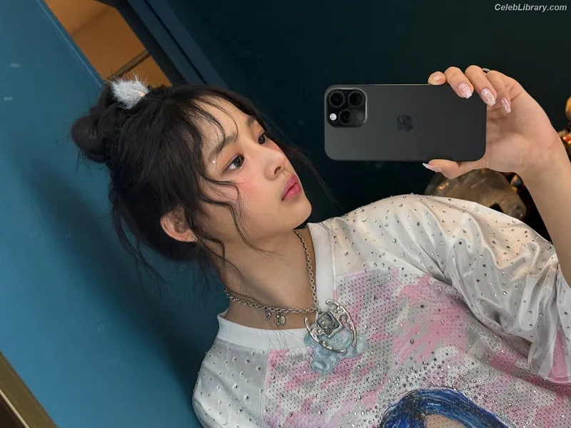Minji (NewJeans) photo 12 of 1154