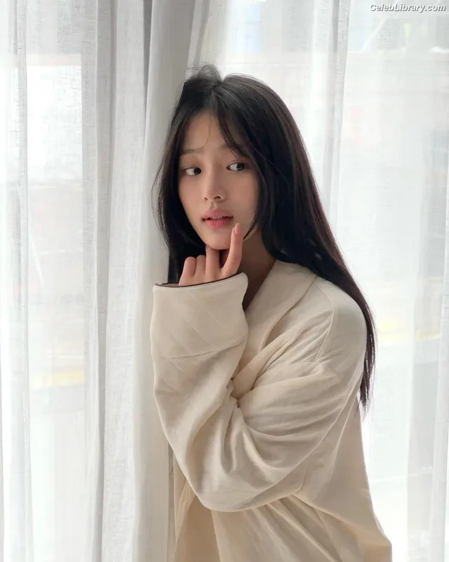 Minji (NewJeans) photo 15 of 1154