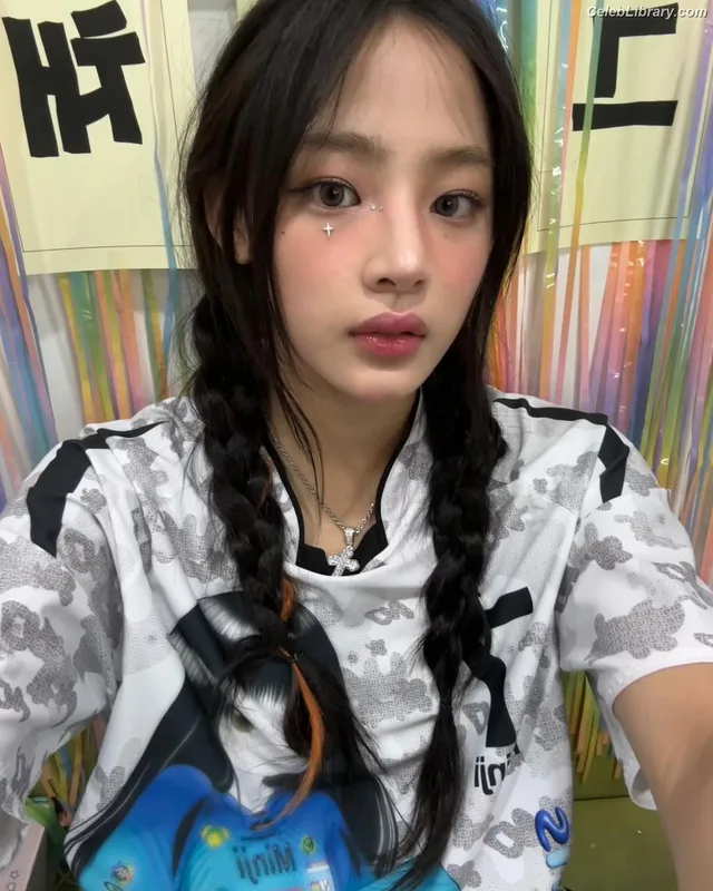 Minji (NewJeans) photo 6 of 1154